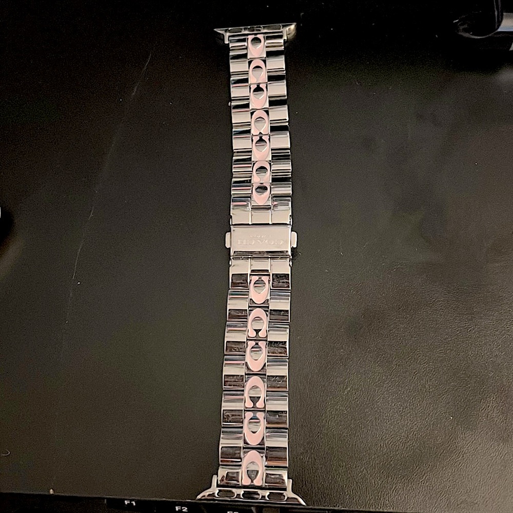 NEW! 💎 COACH I phone band with light pink C.